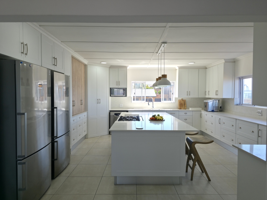 6 Bedroom Property for Sale in Wavecrest Eastern Cape